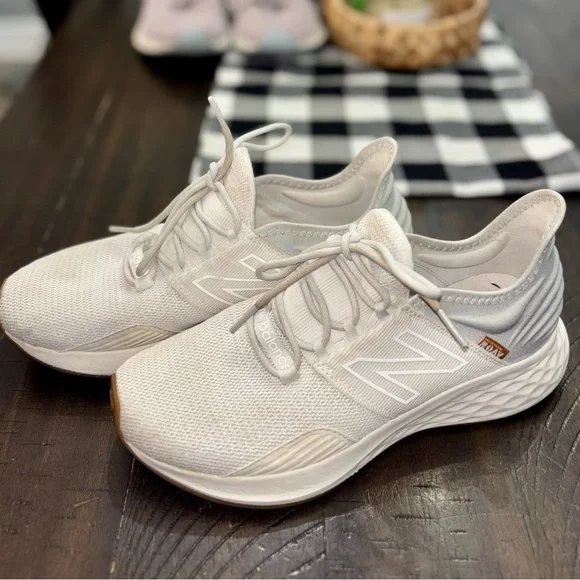 New Balance Women's ROAV athletic shoes - Picture 3 of 5